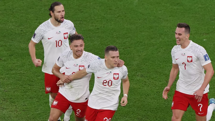 Polonia renace con el gol de Zielinski y el penal atajado de Szczesny