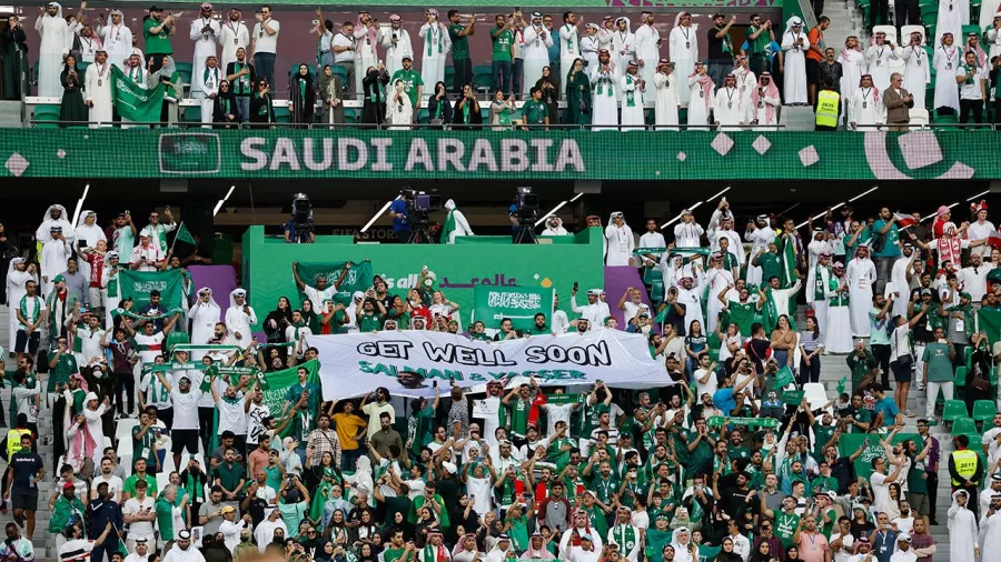 Los aficionados de Arabia Saudita se adueñaron de la tribuna en el Education City Stadium y enviaron un mensaje de apoyo a Yasser Al-Shahrani, quien se fracturó el rostro por un accidente con su portero.
