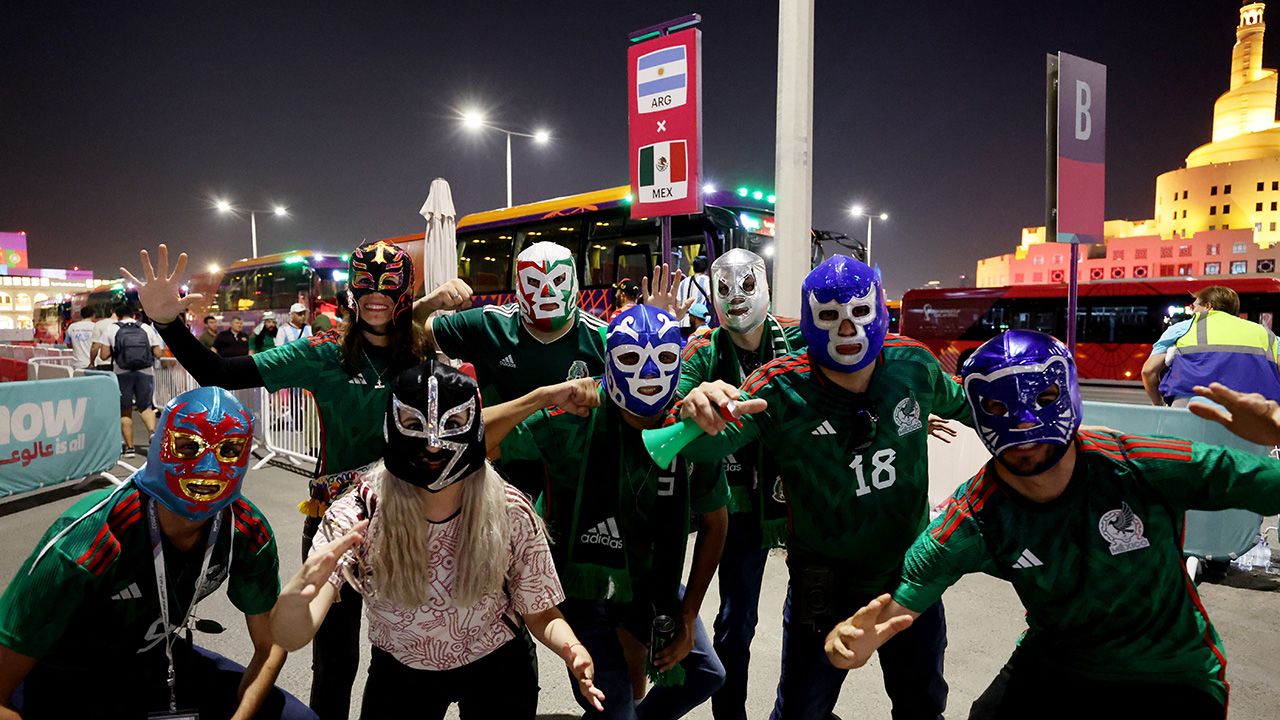 Mucho ambiente y máscaras de lucha libre previo al gran duelo del Grupo C entre México y Argentina.