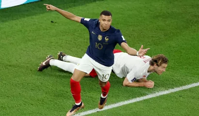 Kylian Mbappé destraba el partido contra Dinamarca