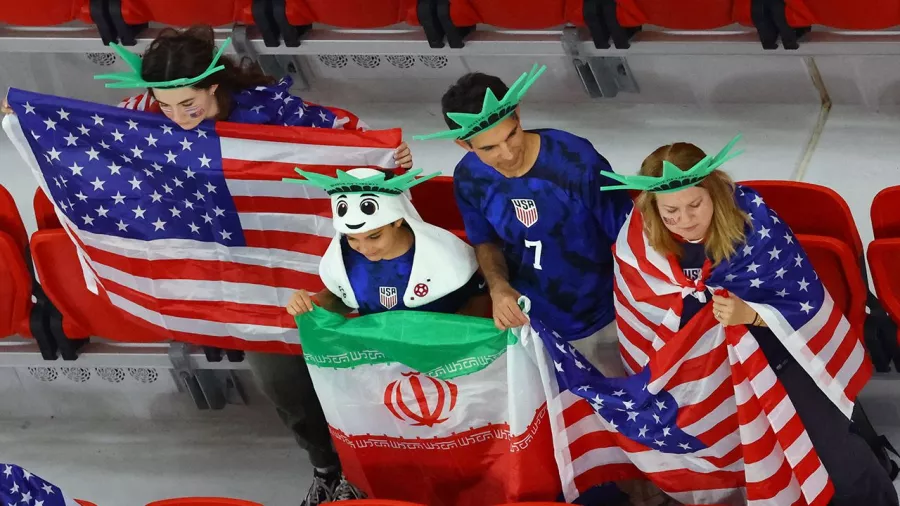 La política queda a un lado, estadounidenses e iraníes, unidos por el balón