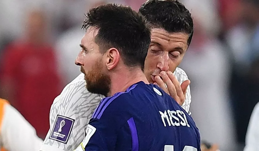 El desencuentro entre Leo Messi y Robert Lewandowski que acabó en abrazo