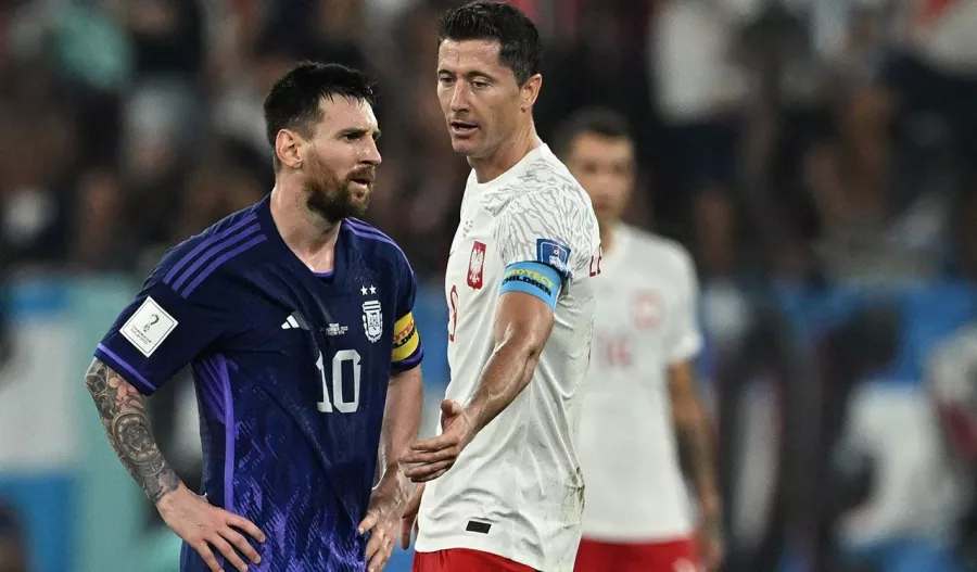 El desencuentro entre Leo Messi y Robert Lewandowski que acabó en abrazo