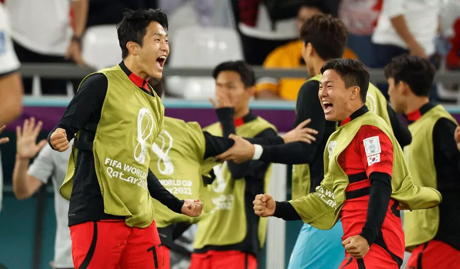 ¡Locura pintada de rojo; así celebró Corea del Sur su increíble clasificación!