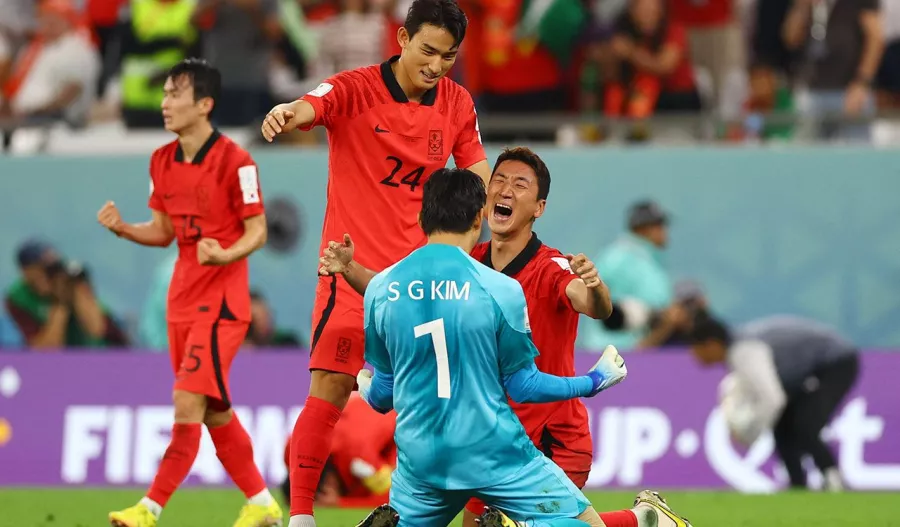 ¡Locura pintada de rojo; así celebró Corea del Sur su increíble clasificación!