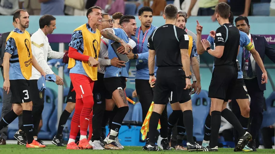 Uruguayos enloquecidos contra el árbitro tras quedar fuera de Catar 2022