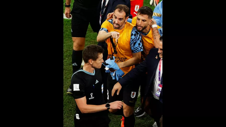 Uruguayos enloquecidos contra el árbitro tras quedar fuera de Catar 2022