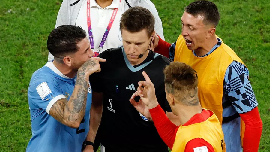 La frustración uruguaya tras quedar fuera del Mundial se salió de control.