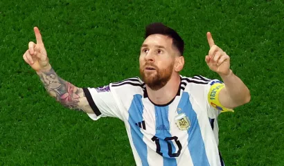Leo Messi celebra su partido mil con un golazo