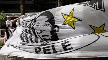 Aficionados hacen 'guardia' aufera del hospital donde está Pelé