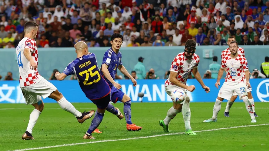 Japón está a un paso de hacer historia y obliga a Croacia a remontar los octavos de final