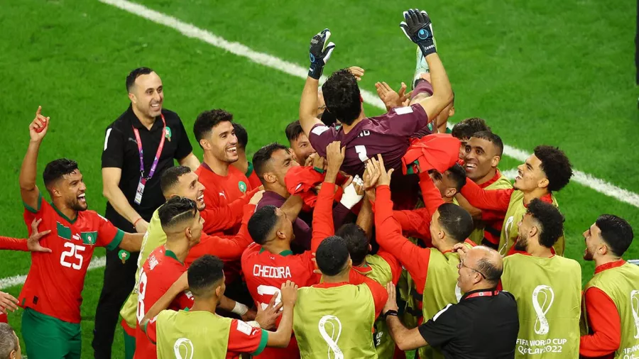Con un cobro ganador a lo Panenka de Achraf Hakimi y la figura del arquero Bounou, Marruecos venció 3-0 a España en la tanda de penales.