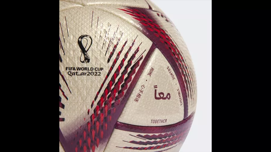 A diferencia del balón anterior, el Al Hilm ya no es blanco, sino dorado y los vivos dejan de ser de colores para dar paso al guinda.