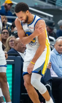 Alarma en los Warriors, Stephen Curry se lesionó de un hombro