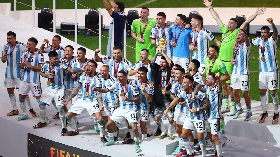 Leo Messi levantó la Copa del Mundo en Catar. El logro hubiera sido imposible sin sus 'soldados'; jugadores que pelearon a su lado para hacer realidad su sueño. 
(Información de EFE)