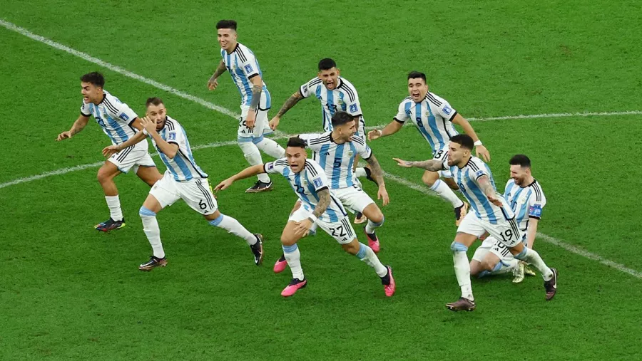 Argentina toca la gloria mundial con Messi como ídolo