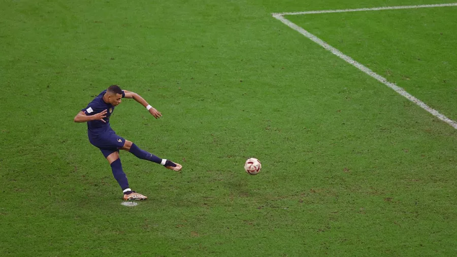 Kylian Mbappé rescata a Francia en tres minutos
