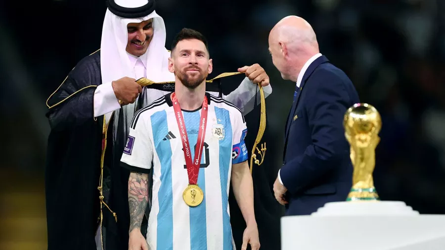 Lionel Messi, Argentina: "No me retiro de la selección. Quiero continuar jugando para Argentina para honrar el título de campeón del mundo. Es el título que me faltaba y aquí está"