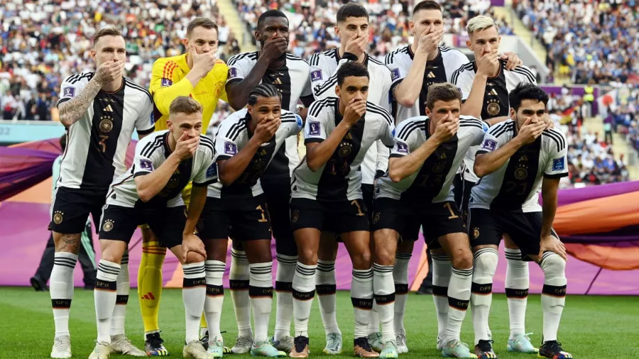 La Selección de Alemania protestando ante la censura de la FIFA