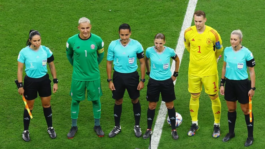 Stéphanie Frappart, primera árbitro central en un partido de Copa del Mundo, lo hizo junto a Salima Mukasanga y Karen Díaz Medina