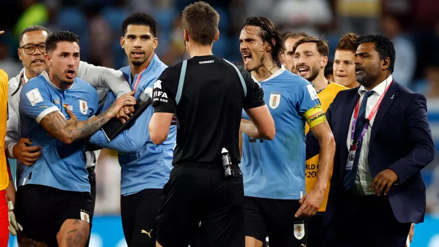 Los jugadores de la Selección Uruguaya fueron víctimas de la frustración tras quedar fuera del torneo; Luis Suárez lloró la eliminación, José María Giménez golpeó a una autoridad y Cavani lo hizo con el VAR