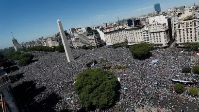 Los campeones del mundo colapsan las calles de Buenos Aires
