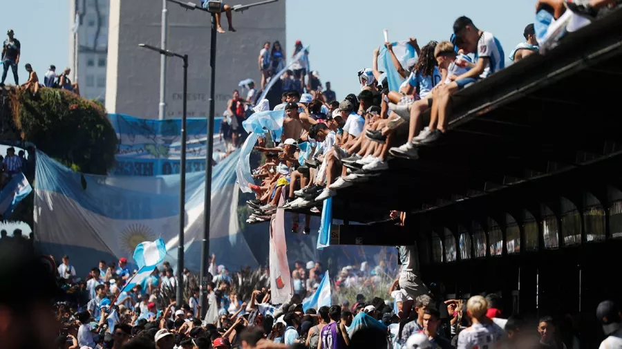 Los campeones del mundo colapsan las calles de Buenos Aires