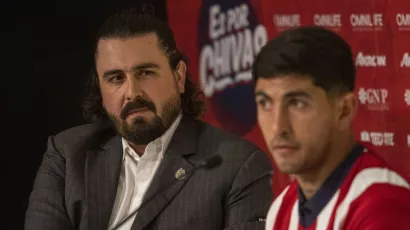 Las caras de Amaury Vergara se robaron la presentación de Víctor Guzmán en Chivas