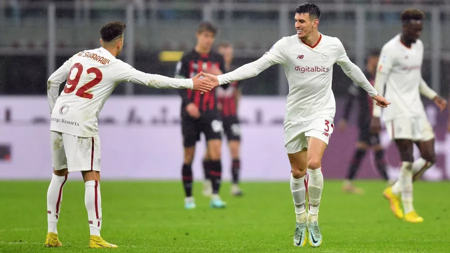 Roma remontó en cinco minutos y dejó a Milan en el tercer lugar de la Serie A