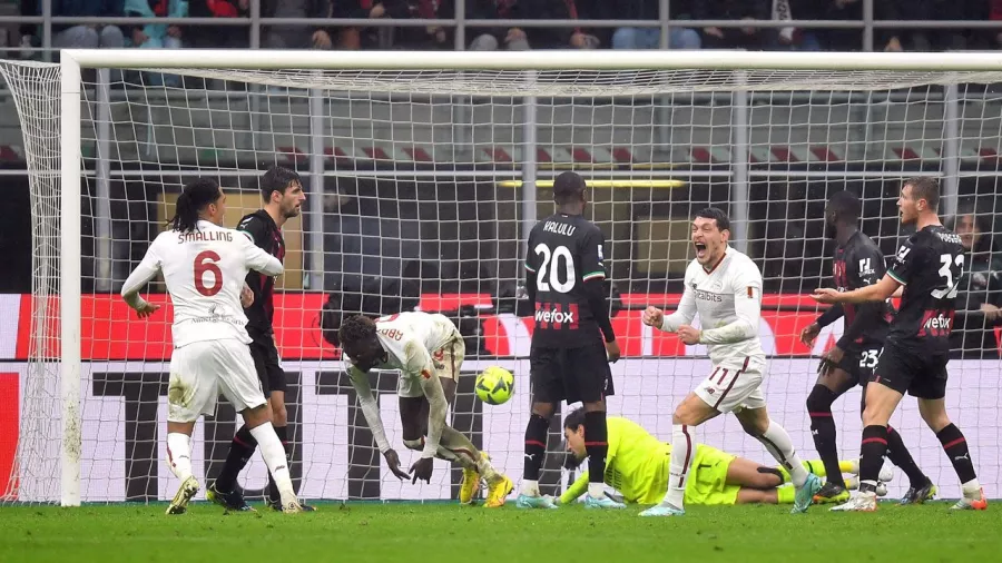 Roma remontó en cinco minutos y dejó a Milan en el tercer lugar de la Serie A