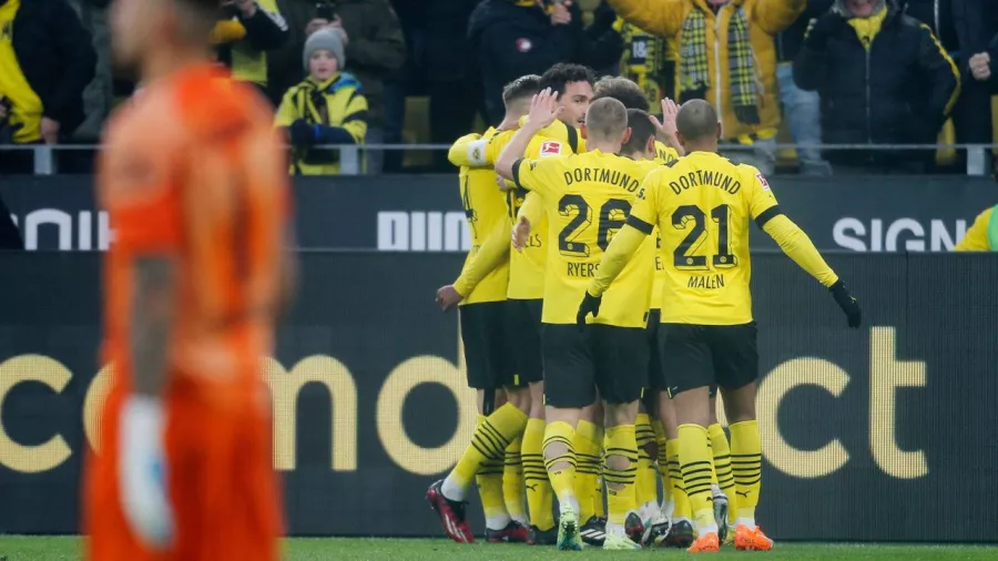 Borussia Dortmund ganó con mucho trabajo a Augsburg en su regreso a la Bundesliga