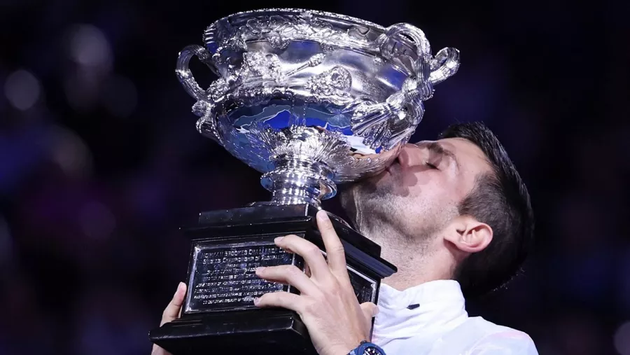 El serbio Novak Djokovic (4) se impuso al griego Stefanos Tsitsipas (3) en la final del Abierto de Australia