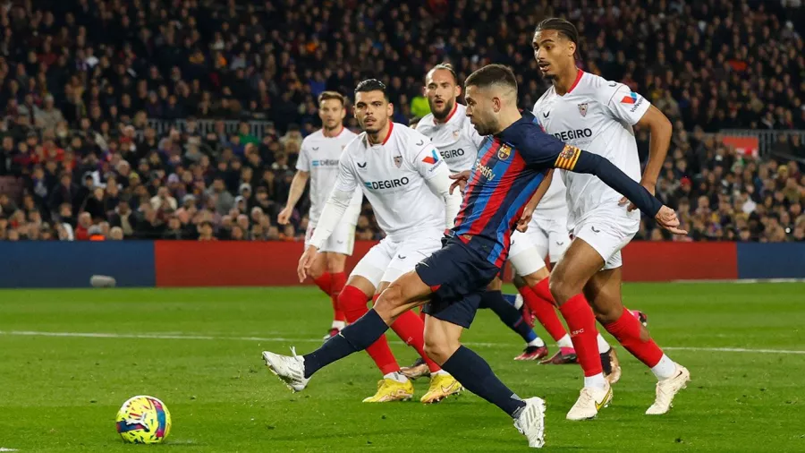 Jordi Alba adelanta al Barcelona y 'hunde' al Real Madrid