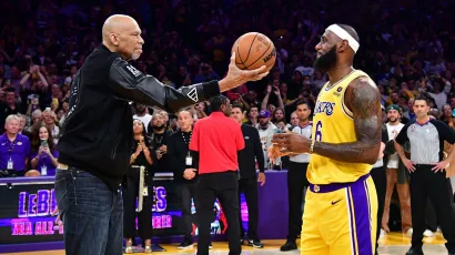 Con sus 38 puntos en el juego de los Lakers ante el Thunder, LeBron James rompió el récord de más puntos en la NBA, que ahora está en 38, 388 y contando.