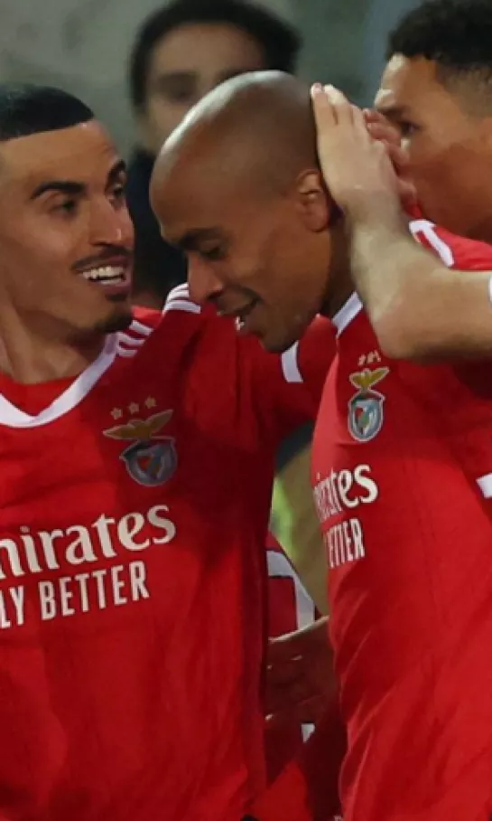 Benfica pone un pie en los cuartos de final