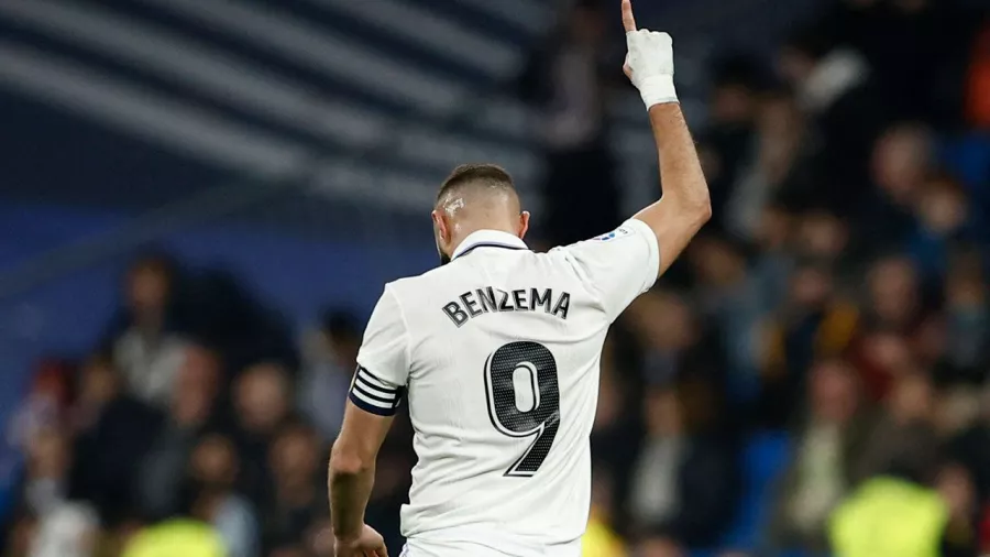 Karim Benzema supera a Raúl como goleador del Real Madrid