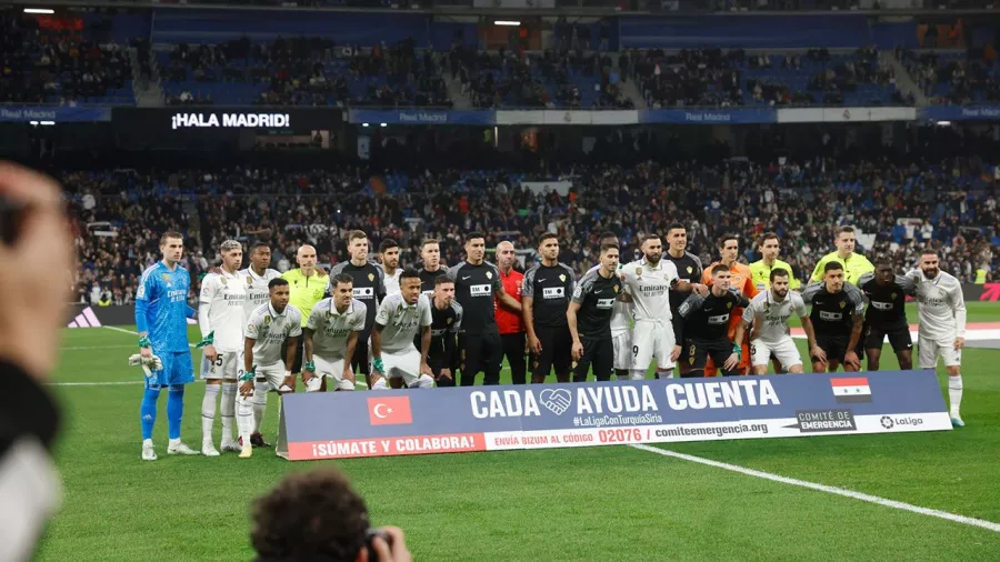 Real Madrid presume a su afición la Copa del Mundial de Clubes