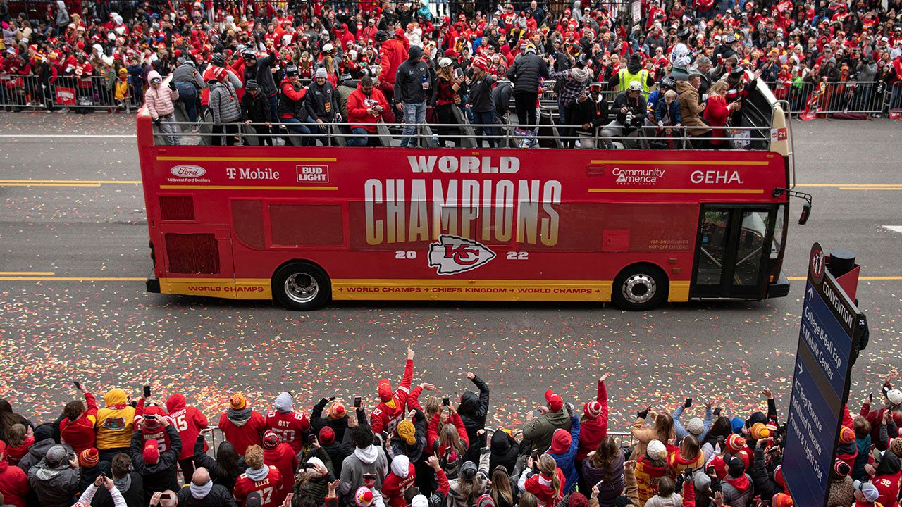 Espectacular y helado desfile en Kansas City para celebrar a los Chiefs