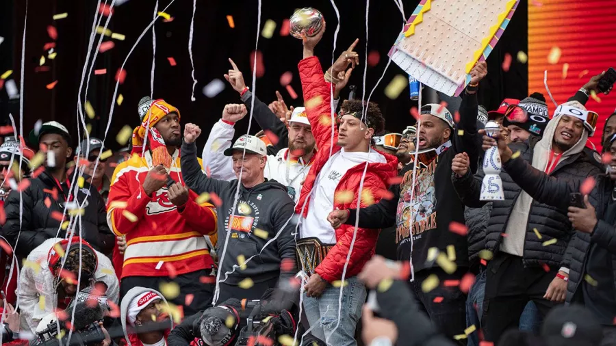 Junto al MVP del Super Bowl, Patrick Mahomes, los Chiefs desfilaron con el Vince Lombardi.