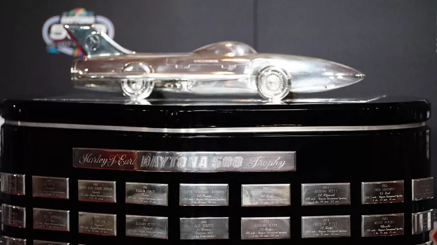 Este es el trofeo que estará en disputa en Daytona este domingo