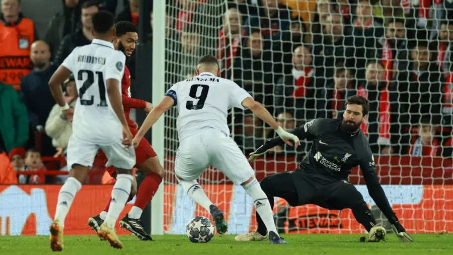 Segundo doblete de Benzema a Liverpool, el francés es el primer futbolista que le anota a Liverpool en cuatro partidos de la Champions League