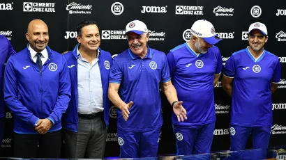 Cruz Azul presentó a Ricardo Ferretti como su director técnico, a Guillermo Vázquez y Joaquín Moreno como auxiliares y a Oscar Pérez como director deportivo.