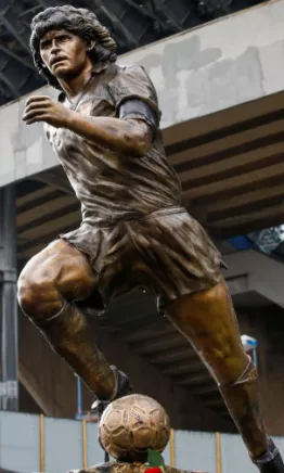 Napolés devuelve la estatua de Diego Armando Maradona