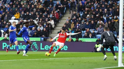 Arsenal mantiene intacto el liderato de la Premier League tras vencer a Leicester