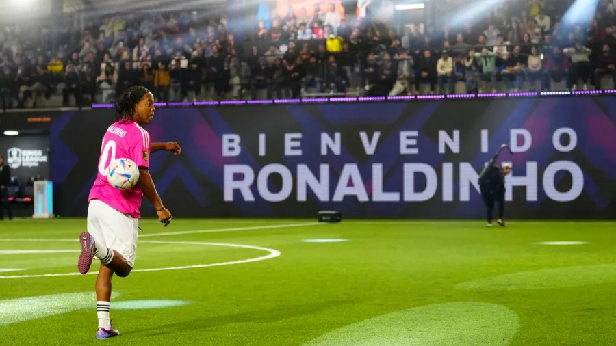 Ronaldinho 'la rompió' en su debut en la 'Kings League'