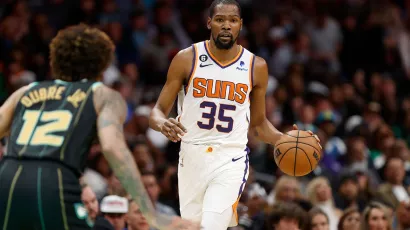 Kevin Durant debutó con los Suns y marcó diferencia