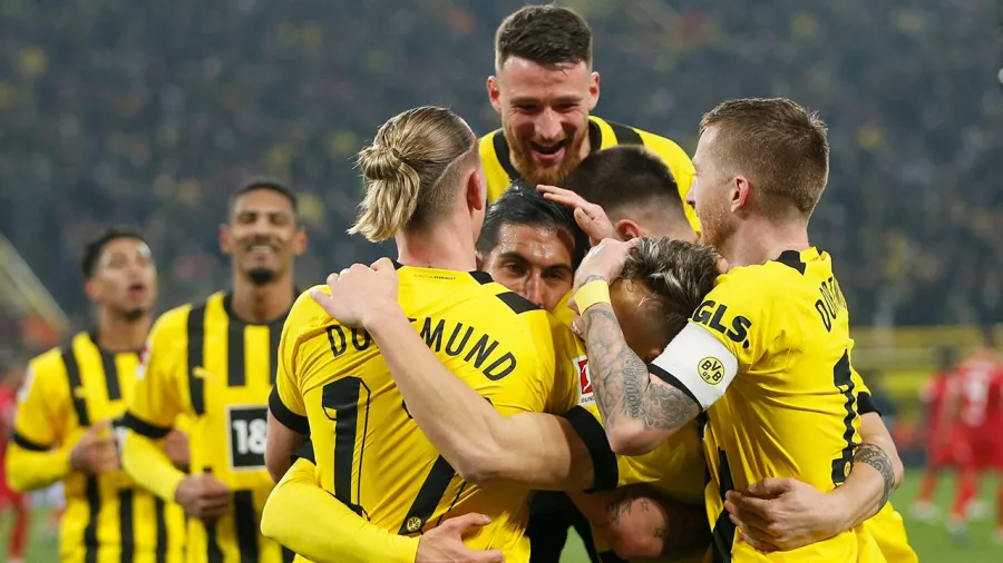 Borussia Dortmund alcanzó el liderado de la Bundesliga, a la espera de lo que haga el Bayern este sábado, al derrotar por 2-1 al RB Leipzig