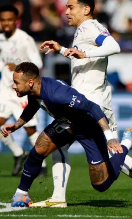 La lesión de Neymar se complica y Paris Saint-Germain lo pierde el resto de la temporada
