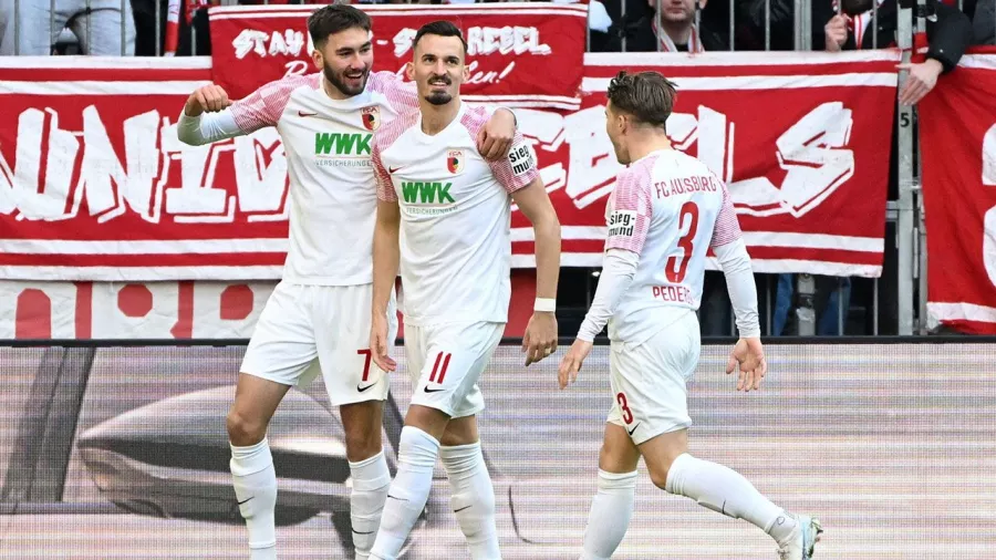 Augsburg abrió el marcador al minuto 1 en la primera llegada al arco rival
