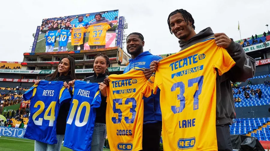 Los jugadores de Los Angeles Rams Quentin Lake y Ernest Jones, intercambiaron jerseys con las jugadoras de Tigres Femenil: Maricarmen Reyes y Mia Fisher 